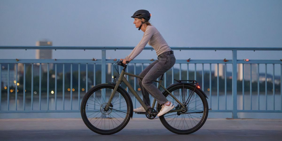 Vrouw op Cube fiets