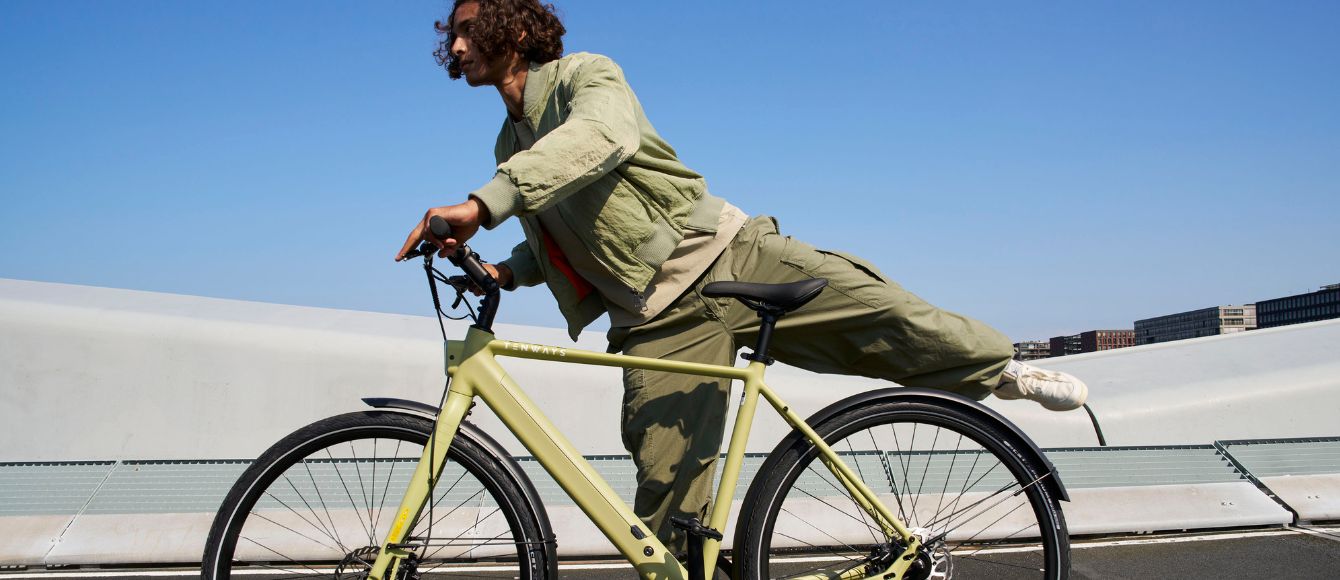 Man op elektrische herenfiets