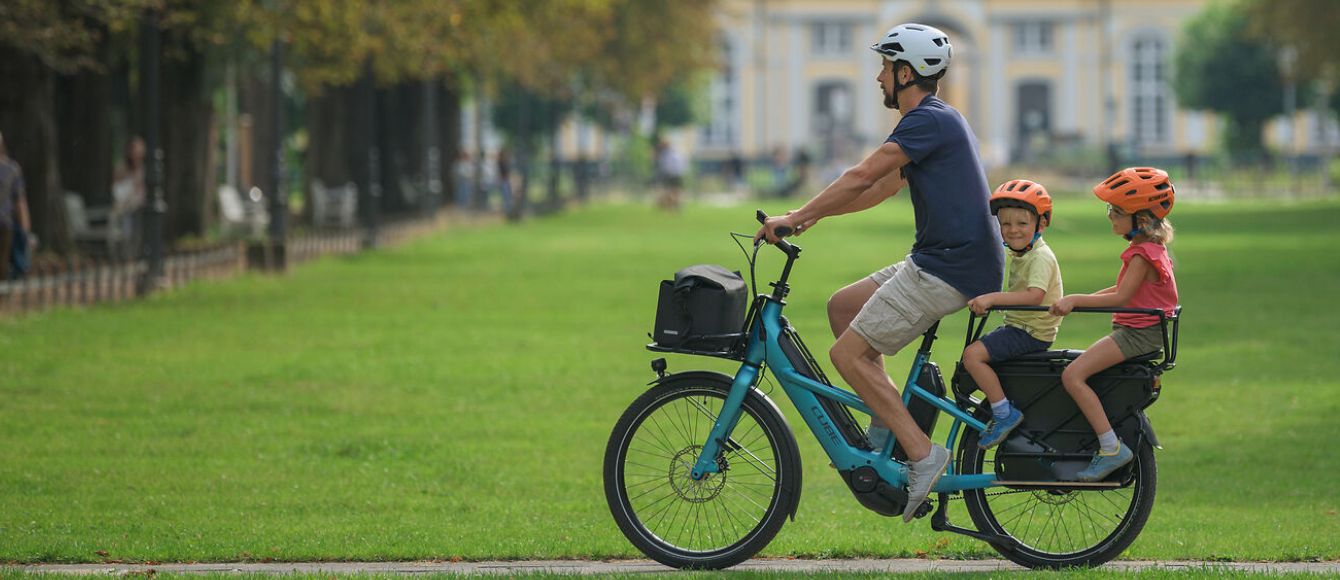 Elektrische longtail fiets met kinderen