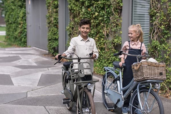 Jongen en meisje op Cortina kinderfiets