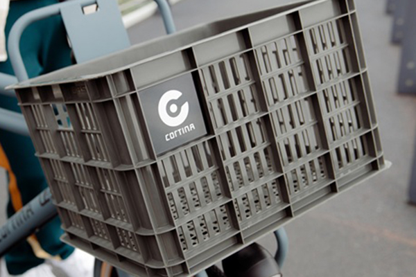 Krat op de Cortina U4 transportfiets