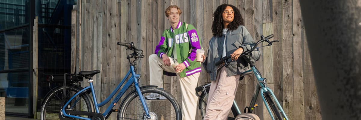 Scholieren op een Cortina elektrische fiets