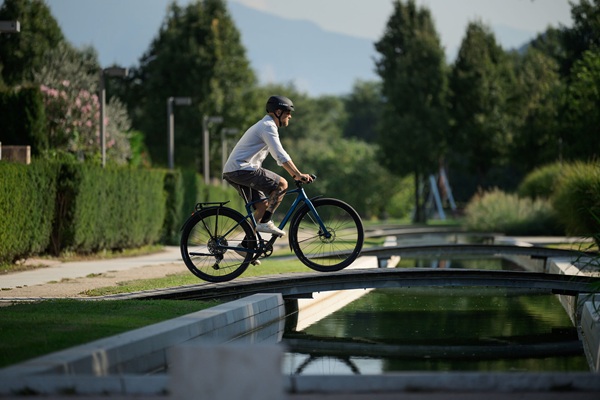Cube hybride e-bike op brug