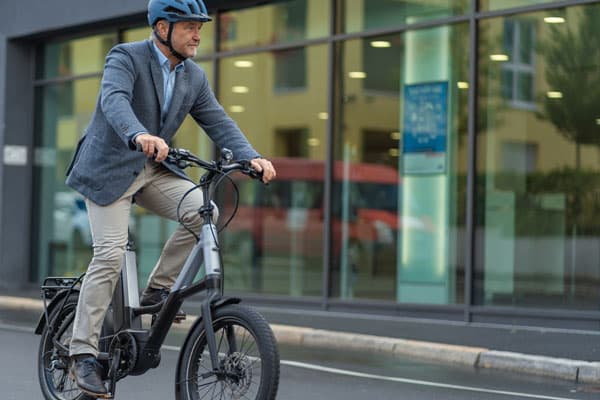 Man op Cube fiets